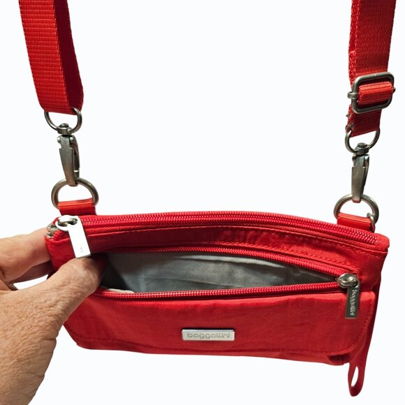 Baggallini Mini Red Crossbody Wristlet Detachable Strap Pockets - Picture 4 of 9